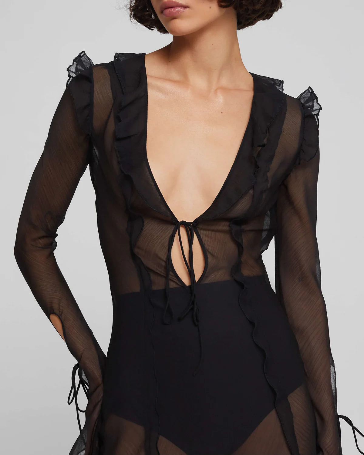 Noir Élégance – Transparentes Maxikleid mit Rüschen