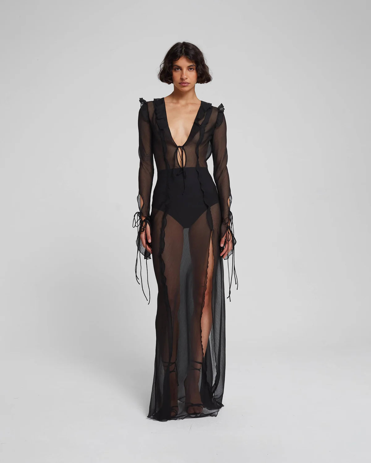 Noir Élégance – Transparentes Maxikleid mit Rüschen